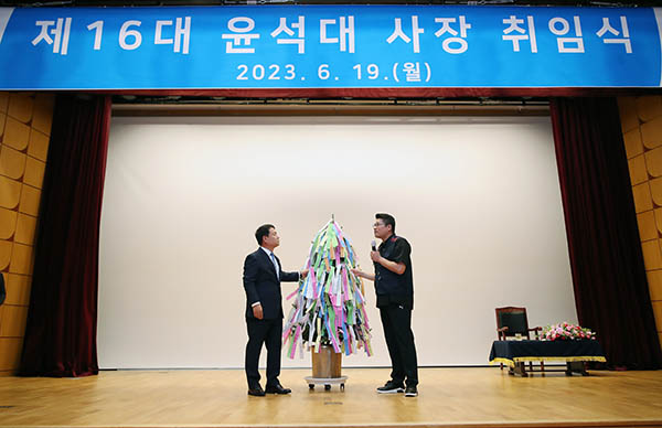 지난 19일 진행된 윤석대 한국수자원공사 사장(사진의 왼쪽) 취임식 장면. 이날 노철민 한국수자원공사 노동조합위원장(사진의 오른쪽)은 최고의 한국수자원공사를 만들기 위해 노사가 함께 노력하자며 인사를 전했다. [사진=한국수자원공사]