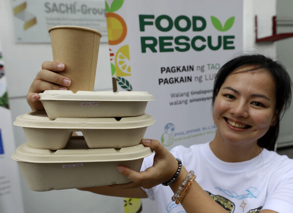 세계 환경의 날을 맞아 필리핀에서 전시된 테이크아웃 음식 용기와 에코컵을 한 참가자가 들어보이고 있다. 우리나라도 친환경에 대한 인식이 높아지고 있는 것으로 나타났다.. [EPA=연합뉴스]