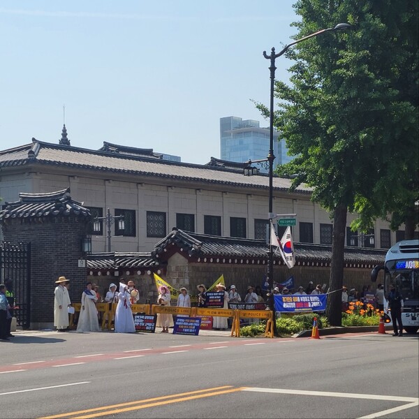 김영임 명창을 비롯한 일부 국악인들이 19일 국립고궁박물관 앞에서 시위를 벌이고 있다.