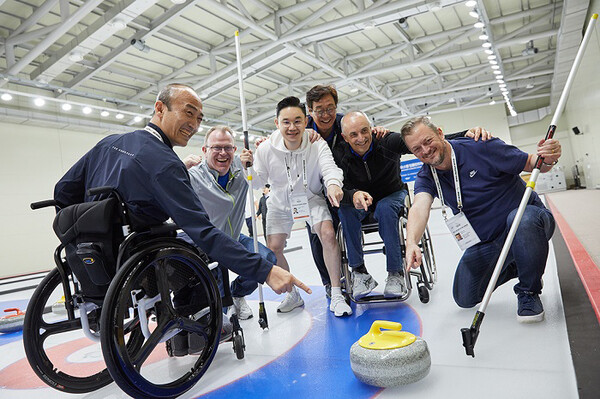 배동현 이사장이(왼쪽 세번째) 미니패럴림픽 스포츠나이트에서 IPC 앤드류 파슨스 위원장(오른쪽 첫번째)을 비롯한 IPC · KPC 관계자들과 컬링 경기에 참여했다. [BDH재단 제공]