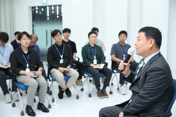 윤석대 한국수자원공사 사장이 29일 경기도 화성시 화성정수장 현장점검을 마치고 직원들과 대화를 갖고 있다. [사진=한국수자원공사]