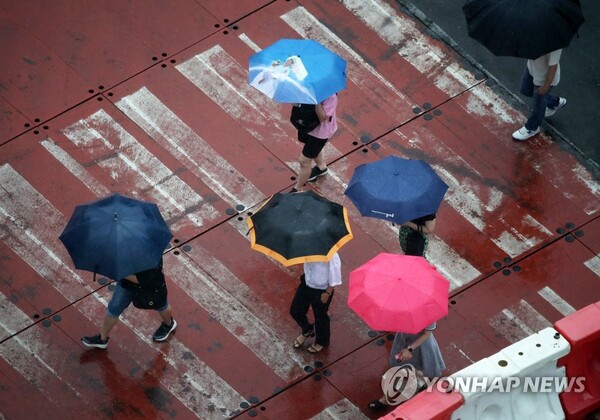 장맛비가 내린 29일 광주 서구 치평동에서 시민들이 우산을 쓰고 걷고 있다. [자료사진=연합뉴스]