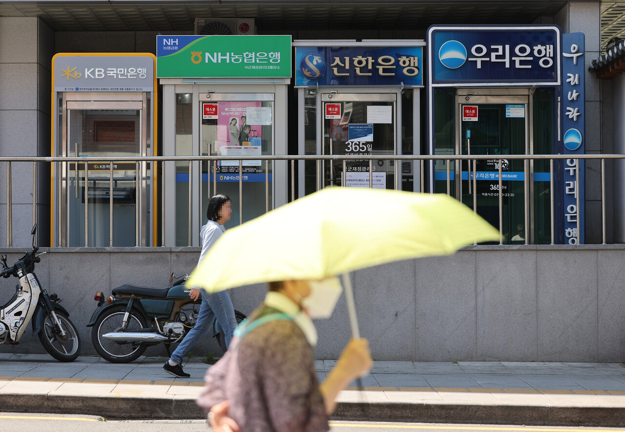 한국은행은 '금융기관 가중평균 금리' 통계 자료를 통해 5월 예금과 대출 금리가 동시에 올랐다고 밝혔다. 사진은 서울 시내에 설치되어 있는 주요 은행 현금인출기 모습. [사진=연합뉴스]