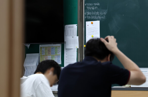 올해 수능이 오는 11월16일 치러진다. 서울의 한 고등학교 3학년 교실에서 학생들이 공부를 하고 있다. [연합뉴스]