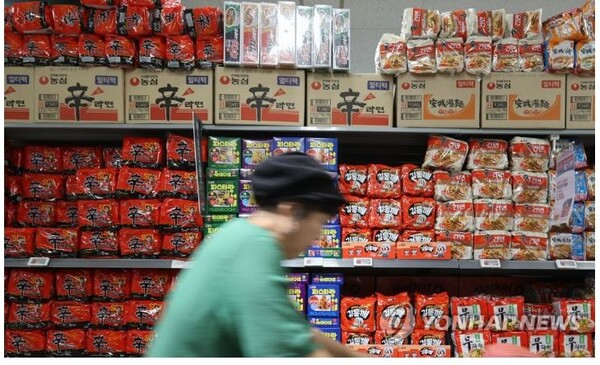 정부의 라면가격 인하 압박에 식품업체들이 지난 1일 일제히 라면가격을 내렸다.[사진=연합뉴스]