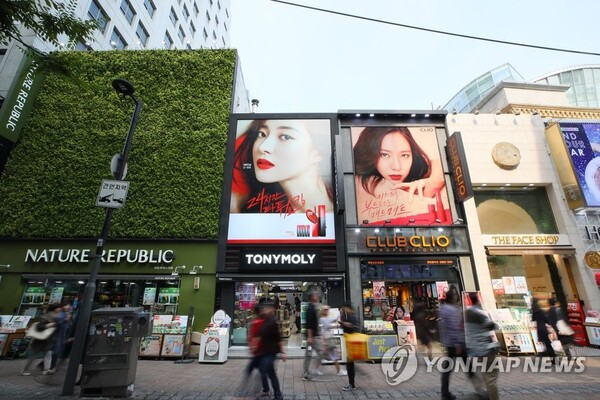 서울 명동의 국내 대표적인 로드숍 화장품 브랜드 매장들 앞으로 사람들이 지나가고 있다. [연합뉴스]