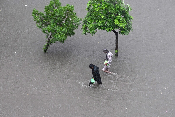아시아는 물론 전세계가 가뭄과 홍수로 큰 피해를 입고 있는 가운데 한국수자원공사가 아사아물위원회 총회를 개최했다. 사진은 폭우로 물에 잠긴 파키스탄 라호르 도로를 건너는 사람. [EPA=연합뉴스]