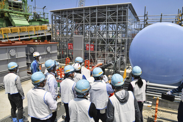 도쿄전력 직원이 후쿠시마 제1원자력발전소에서 언론에 방사성 처리수를 방출하는 시설에 대해 설명하고 있다. [AP=연합뉴스]​​