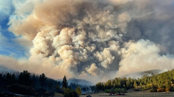 자연적으로 종종 일어나는 산불은 많은 자연 생태계의 필수 요소다. 그러나 기후변화는 산불을 더 오래, 더 뜨겁게 타도록 만드는 조건을 형성하면서 환경과 공중 보건을 위협하고 있다. [사진=US Department of the Interior]