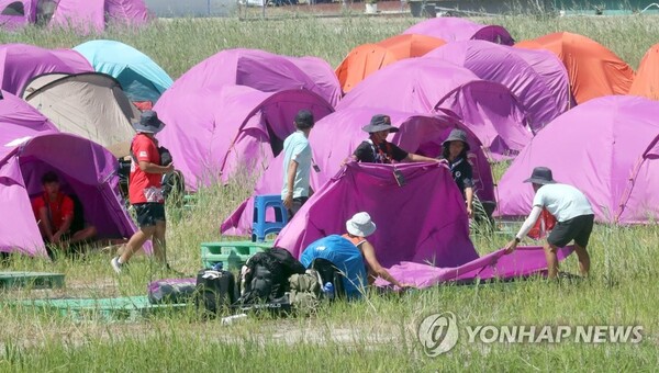 지난 8일 2023 새만금 세계스카우트 잼버리 대원들이 전북 부안군 잼버리 야영장에서 텐트를 철거하고 있다. [사진=연합뉴스]