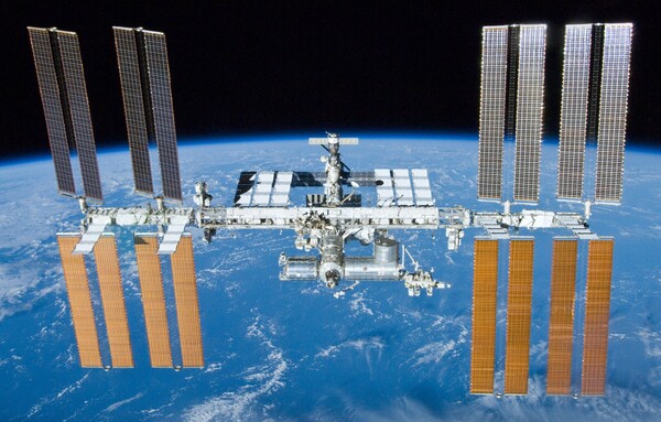 제우주정거장(ISS)의 건설은 인류의 우주개발 역사에서 가장 위대한 사건 중 하나이다. 이 정거장은 축구장 만한 크기의 구조물로 고도 300~400km의 지구궤도에 조립한 것이다. [사진=위키피디아]