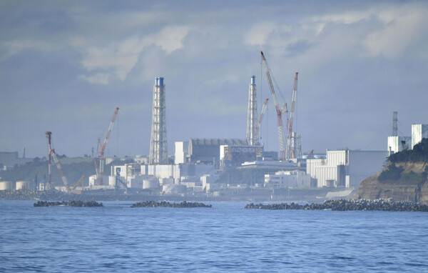 기시다 후미오 일본 총리가 22일 후쿠시마 제1원자력발전소 오염수(일본 정부 명칭 '처리수')의 해양 방류 개시와 관련해 "기상 등 지장이 없으면 24일로 예상한다"고 밝혔다. 사진은 이날 오전 후쿠시마 제1원자력발전소 모습. [연합뉴스]