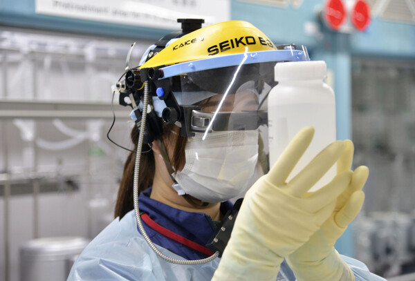 도쿄전력이 공개한 지난 6월 촬영된 후쿠시마 제1원자력발전소 방출 원전수 분석 및 측정 작업모습. [교도=연합뉴스]