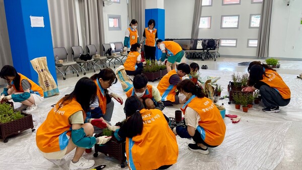 한국거래소는 서울·부산지역 중·고등학생 43명을 ‘2023년도 KRX DREAM 청소년 장학생’으로 선발했다고 28일 밝혔다. [한국거래소 제공=뉴스퀘스트]