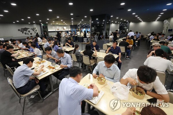 서울 시내 한 오피스빌딩 지하에 위치한 구내식당에서 직장인들이 점심식사를 하고 있다. [연합뉴스]