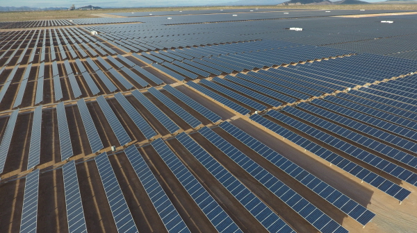미국 애리조나주에 설치된 HD현대에너지솔루션의 태양광 모듈의 모습. [사진=HD현대에너지솔루션]