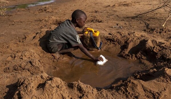 국제통화기금(IMF)은 최근 발간한 보고서에서 기후 변화가 전 세계 취약국의 분쟁을 악화시키고, 이는 사망자 증가로 이어질 위험이 있다고 경고했다. 사진은 물 부족에 시달리고 있는 아프리카 뿔 지역 이디오피아의 한 어린이가 물을 긷고 있는 모습. [사진=UNICEF]