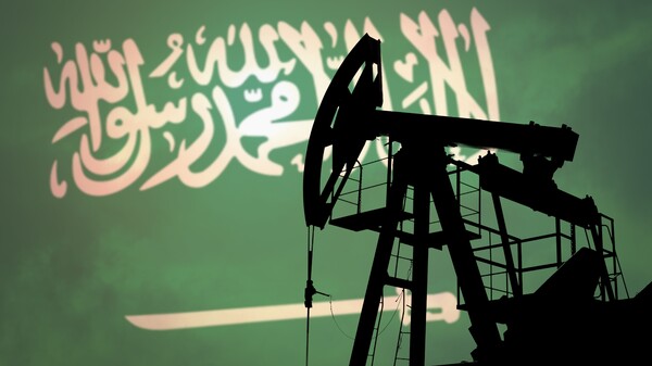 세계 최대 원유 수출국인 사우디아라비아와 러시아가 생산량 감축을 최소 3개월 더 연장하겠다고 밝힌 가운데 유가가 올해 들어 최고치를 경신했다. [사진=EURACTIV.com]​​