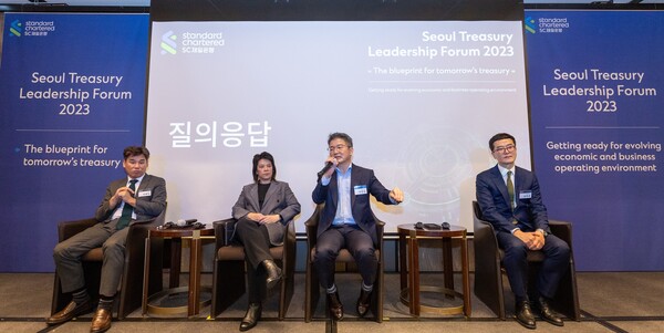 최근 서울 종로구 포시즌스 호텔에서 SC제일은행이 주최한 ‘Seoul Treasury Leadership Forum’에서 SC그룹과 SC제일은행 및 외부 초청 전문가들이 질의응답 시간을 가지고 있다. [SC제일은행 제공=뉴스퀘스트]