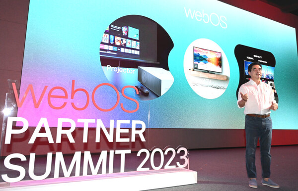 19일 서울 마곡 LG사이언스파크에서 열린 webOS 파트너 서밋(Partner Summit) 2023에서 LG전자 박형세 HE사업본부장(부사장)이 ‘미디어&엔터테인먼트 플랫폼 기업’으로의 전환을 강조하며 기조연설을 하고 있다.[사진=LG전자]
