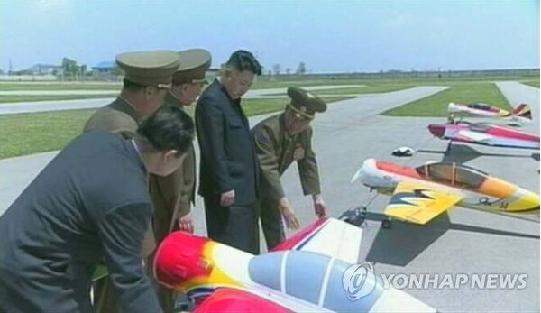 김정은 북한 국무위원장이 모형항공기를 제작 전시회에 참석해 관람하고 있다. [사진=조선중앙통신/연합뉴스]