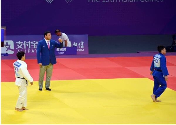 북한 유도 대표팀 김철광(오른쪽)이 25일 중국 저장성 항저우 샤오산 린푸 체육관에서 열린 2022 항저우 아시안게임 유도 남자 73㎏급 한국 강헌철과 16강전에서 승리한 뒤 악수를 거부하고 돌아서고 있다. [사진=연합뉴스]