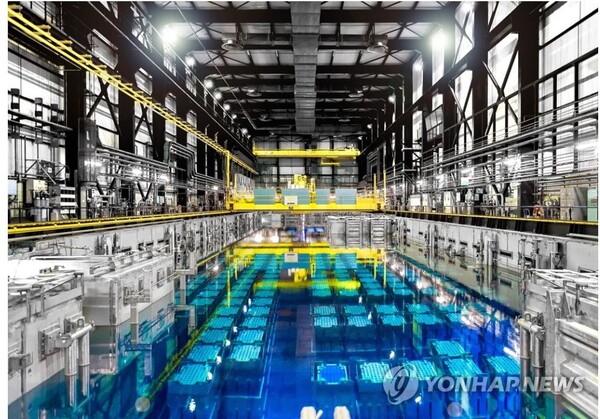프랑스 원전 기업 오라노(ORANO)가 라아그(La Hague)에서 운영하는 사용후 핵연료 재처리 시설 내부 수조 전경[사진=파리/연합뉴스]