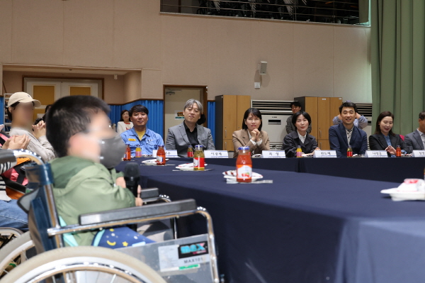 포스코1%나눔재단이 포항 북부 장애인복지관에서 희망날개 장애인 보조기구 전달식을 개최했다. [사진=포스코]