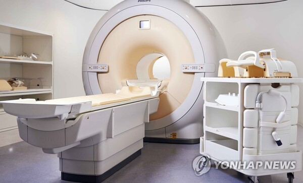 10월부터 MRI의 건강보험 급여 적용 기준이 강화돼 뇌질환이 의심돼 의사가 처방할 경우만 건강보험이 적용된다. 지방 한 병원에 설치된 자기공명영상(MRI) 장비. (사진은 특정 기사 내용과 관련 없음) [연합뉴스]