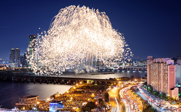 지난 2022년 한화와 함께하는 서울세계불꽃축제에서 선보인 ㈜한화의 불꽃. [사진=한화]