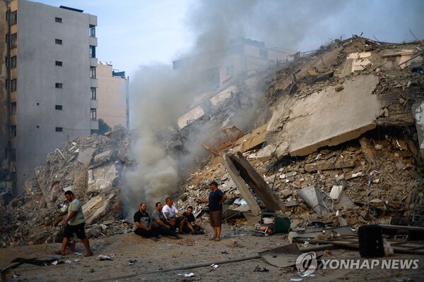 이스라엘군의 공습으로 폭삭 주저앉은 팔레스타인 가자지구의 건물. [로이터=연합뉴스]