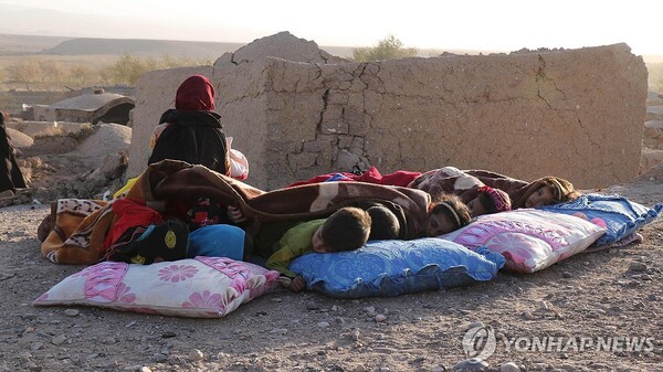아프가니스탄을 강타한 지진으로 2000명이 넘는 사상자가 발생했다. 7일 강진 후 노숙하는 아프간 어린이들. [AFP=연합뉴스]