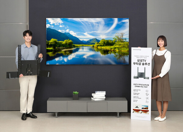 삼성전자 모델이 삼성스토어 대치점에서 '삼성 TV 무타공 솔루션'을 소개하고 있다. [삼성전자 제공=뉴스퀘스트]