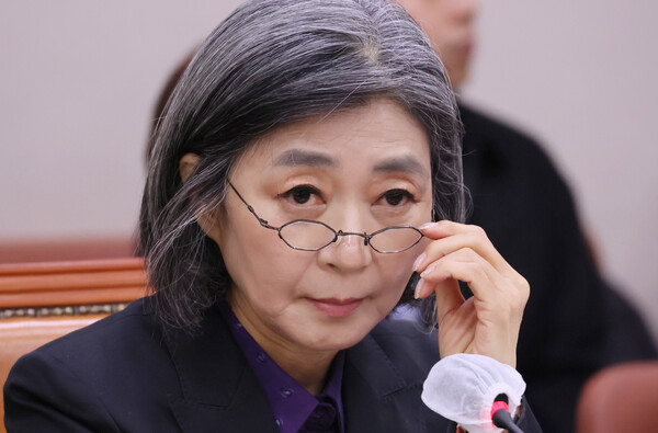 김행 여성가족부 장관 후보자가 지난 5일 국회에서 열린 인사청문회에서 안경을 고쳐쓰고 있다. [연합뉴스]