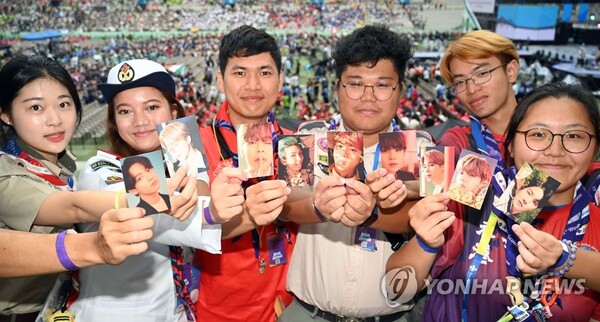 지난 8월 11일 서울 마포구 서울 월드컵 경기장에서 잼버리 대원들이 방탄소년단(BTS) 포토카드를 선보이고 있다. [연합뉴스]