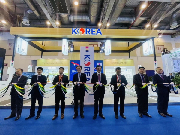 함진규 한국도로공사 사장(왼쪽에서 4번째)과 이용욱 국토부 도로국장(왼쪽에서 5번째)이 17일 한국관 개관 리본커팅식에서 기념 촬영을 하고 있다.