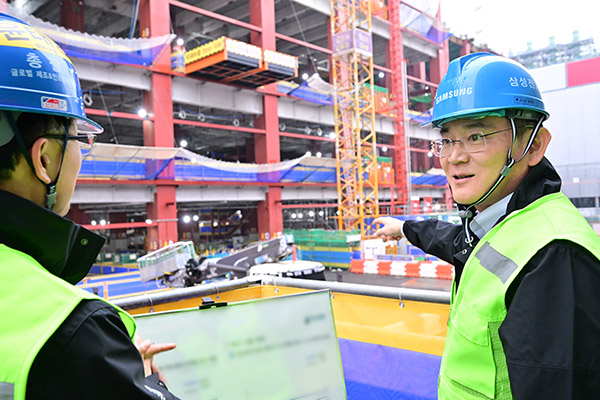 19일 삼성전자 기흥캠퍼스를 찾은 이재용 회장이 차세대 반도체 R&D 단지 건설 현장을 점검하고 있다. [사진=삼성전자]