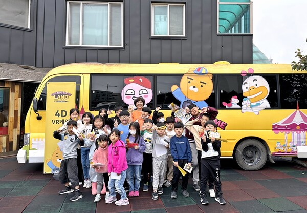 지난 19일 카카오프렌즈는 충남 서산에 위치한 '행복한아이들 지역아동센터'를 방문해 '찾아가는 프렌즈게임 랜드' 캠페인을 진행했다. [카카오게임 제공=뉴스퀘스트]