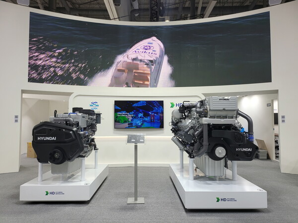 HD현대인프라코어가 공개하는 전자식 엔진인 6기통 'DX12'와 12기통 'DX22' 모델 [HD 현대 제공=뉴스퀘스트]