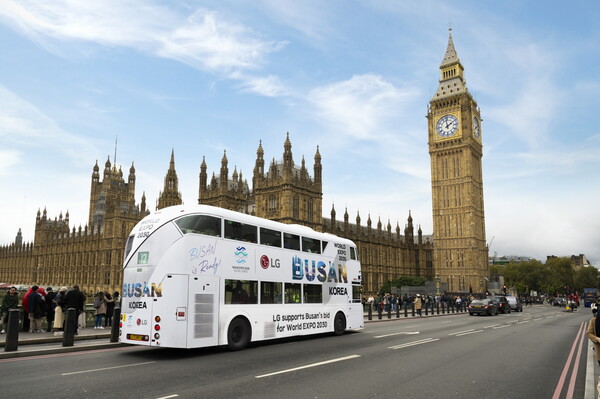 'LG 엑스포 버스'가 영국 런던의 대표적 랜드마크인 빅벤 앞을 지나고 있다. [LG 제공=뉴스퀘스트]