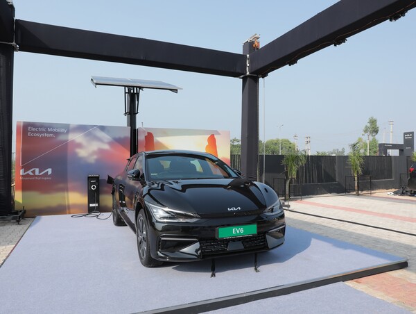 기아 EV6가 태양광 전기차 충전 시설에서 충전되고 있는 모습. [기아 제공=뉴스퀘스트]