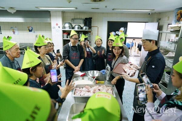 한국을 방문한 싱가폴 관광객들이 BBQ 치킨대학의 치킨캠프에 참여해 BBQ 황금올리브 치킨 조리 방법을 배우고 있다. [사진=제너시스비비큐]