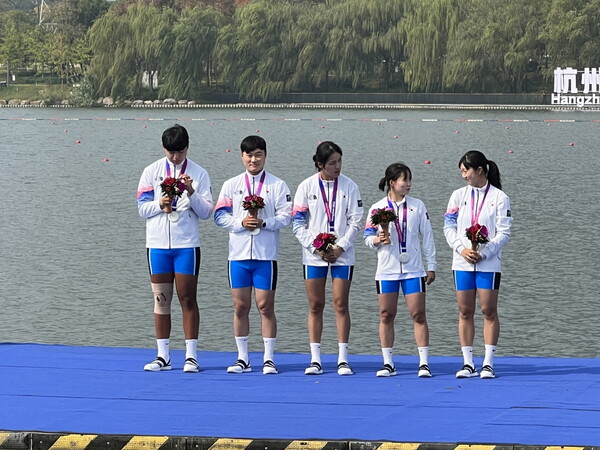 (왼쪽부터) 이승호, 강이성, 배지인, 강현주, 김수현 선수. 네 선수는 혼성 유타포어 종목에 참여해 은메달을 획득했다. [넷마블 제공=뉴스퀘스트]