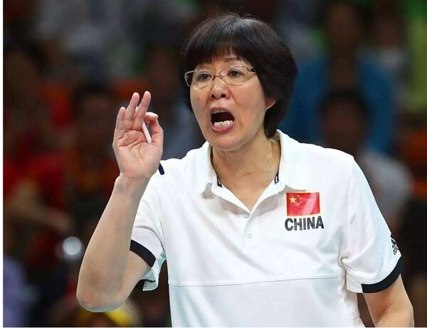 쇠망치라는 별명으로도 통하는 중국 배구의 국보이자 전설인 랑핑 전 여자 국가대표 팀 감독. 고위급 정치인으로 변신할 것으로도 전망되고 있다.[사진제공=런민르바오]