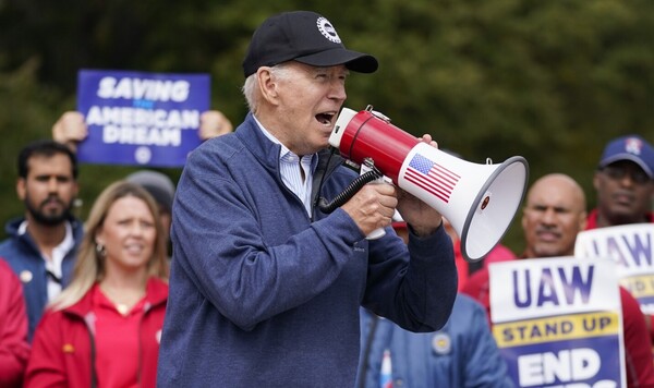 자동차 노조 파업 시위 현장을 찾아 근로자들을 응원하는 조 바이든 대통령. 역사적으로 파업을 공식적으로 지원한 대통령은 그가 처음이다. 국민들도 노조 편에서 응원했다. [사진=AP 연합뉴스]