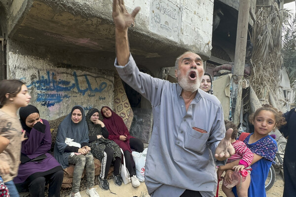 지난달 31일(현지시간) 가자지구 중부 누세이라트 난민촌에서 이스라엘의 폭격으로 집을 잃은 주민이 분노하고 있다. 이스라엘과 팔레스타인 무장 정파 하마스 간 전쟁이 격화하는 가운데 양측 사망자 수는 1만명 이상으로 파악됐다. [AP=연합뉴스]