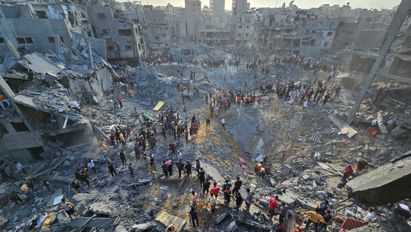 지난달 31일(현지시간) 이스라엘이 가자지구 자발리아 난민촌에 대규모 공습을 가한 뒤 주민들이 수색 작업을 벌이고 있다. 팔레스타인 무장 정파 하마스 내무부는 이번 공습으로 자발리아에서만 400명의 사상자가 발생했다고 주장했다. [로이터=연합뉴스]