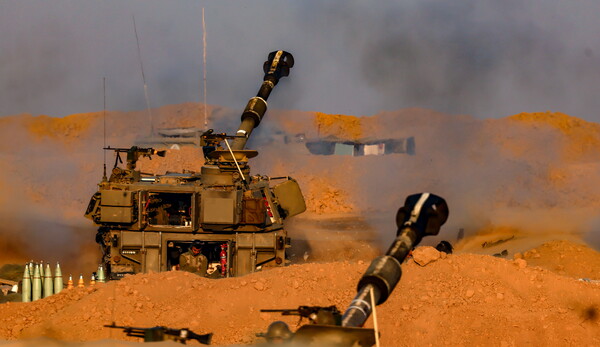 이스라엘 군인들이 31일(현지시간) 가자지구 국경 인근에서 155mm 곡사포를 발사하고 있다. 팔레스타인 무장정파 하마스 궤멸을 목표로 지상 작전에 돌입한 이스라엘은 가자지구에 대한 압박 강도를 높이고 있다. [EPA=연합뉴스]