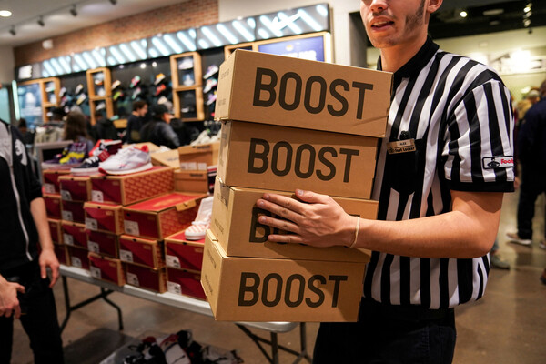 크리스마스 쇼핑 시즌을 앞두고 미국 펜실베이니아주 한 쇼핑몰에서 신발 상자를 나르고 있다. 사진은 특정 기사 내용과 관련 없음. [로이터=연합뉴스]