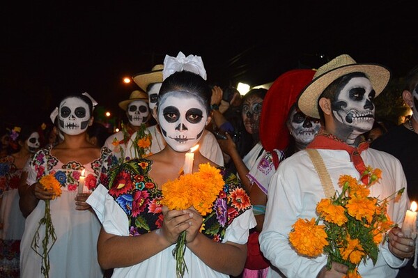 스페인어 디아 데 무에르토스(Día de Muertos), 영어로 ‘Day of the Dead’는 ‘망자의 날’ 혹은 ‘죽은 자의 날’로 불리며 망자를 기리는 멕시코의 기념일이자 명절이다. 축제기간동안 사람들은 망자를 기리는 의미에서 해골 모양의 분장을 하고 축제에 참가한다. [{사진=픽사베이]